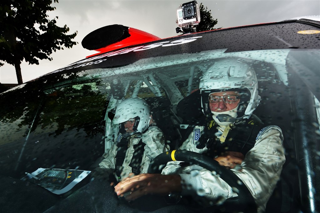 En topkoncentreret Steen Andersen gør sig klar til rallyets shakedown-prøve, hvor deltagerne tester deres biler inden løbets start.
(Foto: Michael Eisenberg, Intercom)